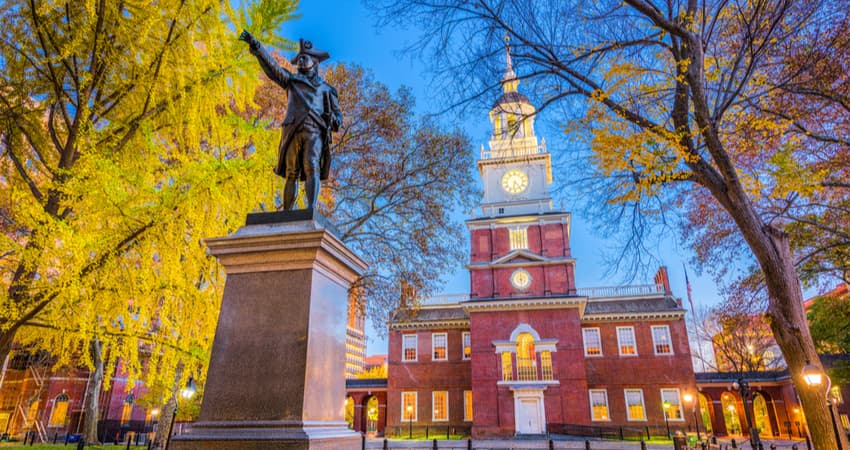 the outside of independence hall in the evening